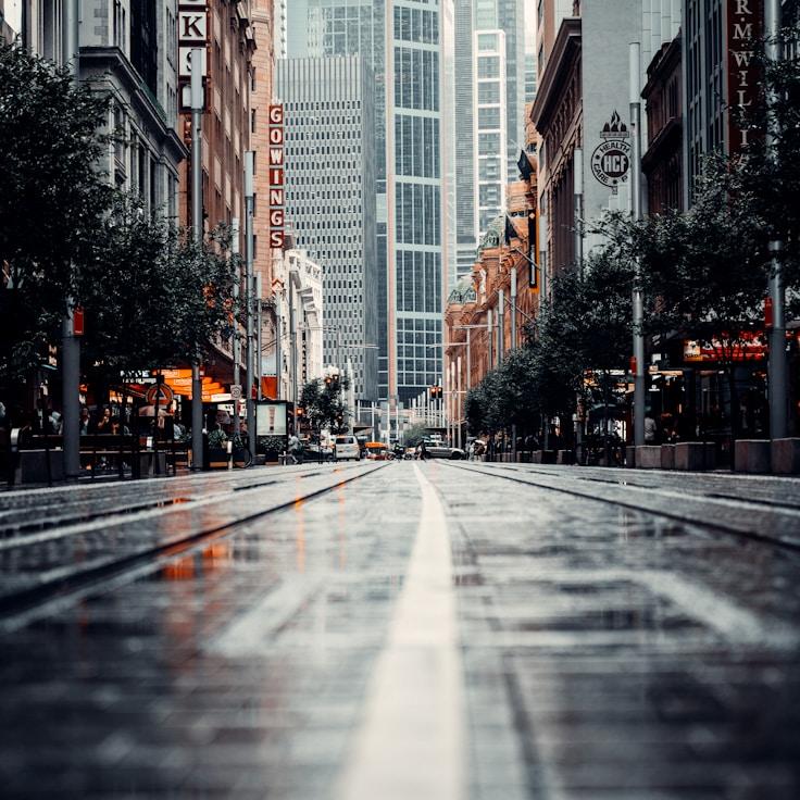 Parents evaluating schools in France